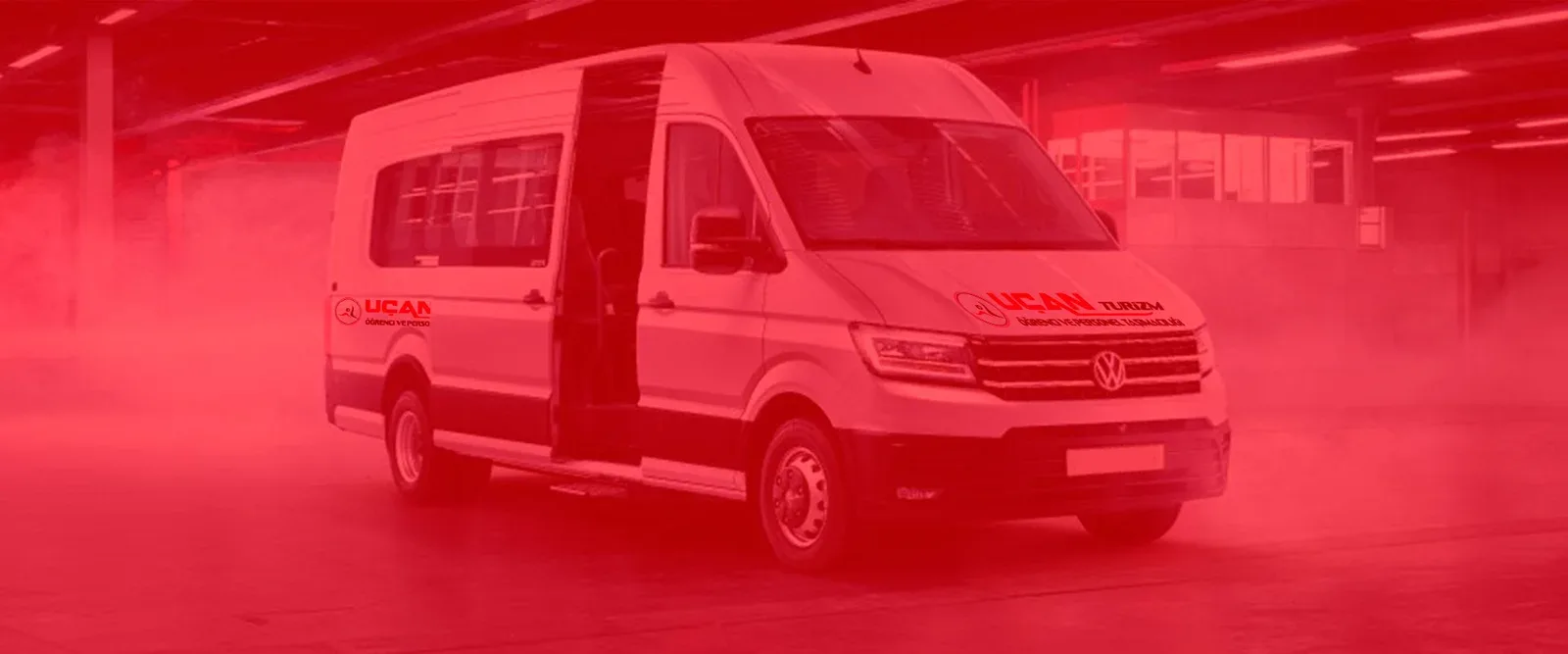 Uçan Turizm kurumsal kırmızı zeminde servis minibüsü