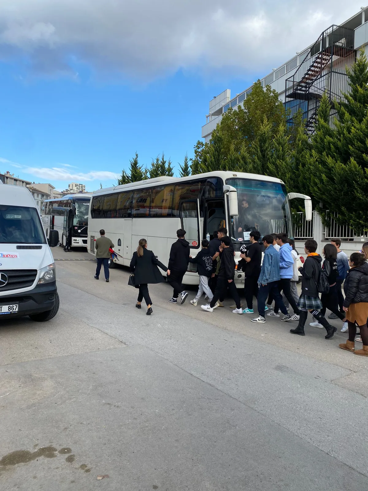 Okul servisine binen öğrenciler