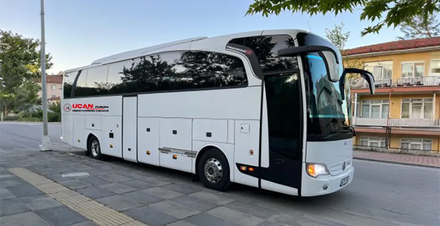 Uçan Turizm logolu Mercedes Travego otobüs